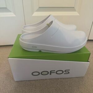 New in box!! OOFOS OOCLOOG